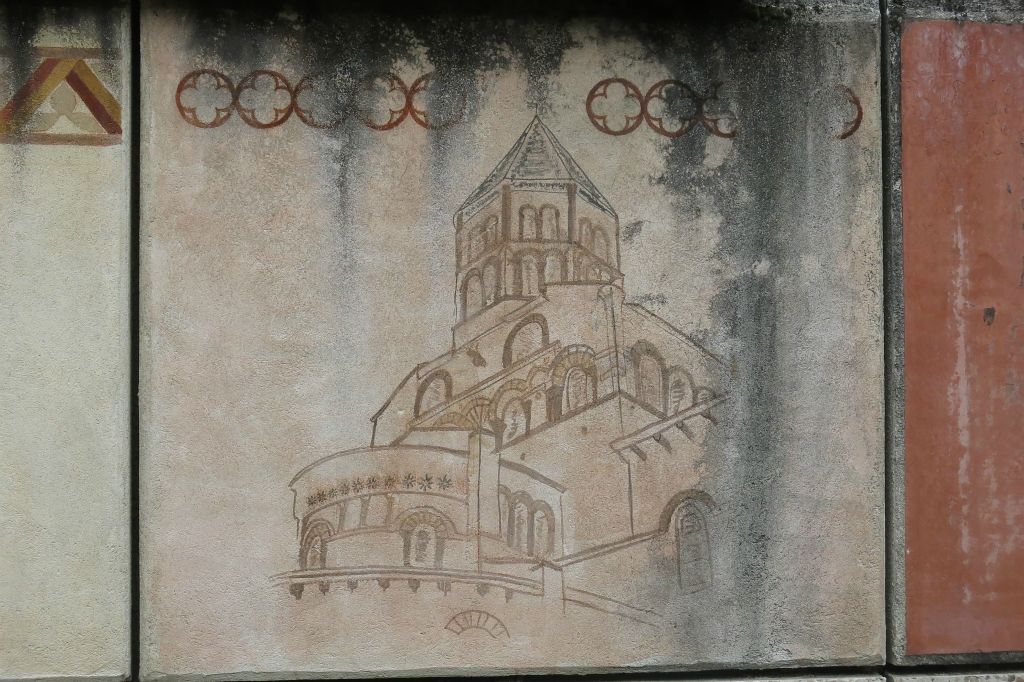 Peinture sur le mur d'entrée du Centre d'Art Roman